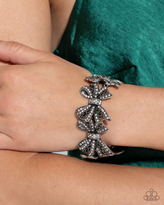 Paparazzi Bracelet French Flourish - White LOP October 2024