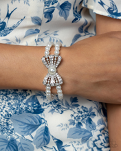 Load image into Gallery viewer, Paparazzi Set Aria Pearl Bow
