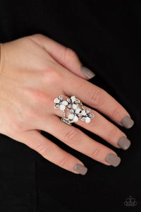 Paparazzi Rings Climbing Gardens - White