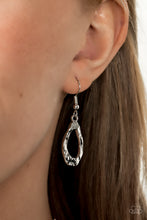 Load image into Gallery viewer, Paparazzi Necklaces Game OVAL - Silver
