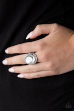 Load image into Gallery viewer, Paparazzi ring Queen Scene - White
