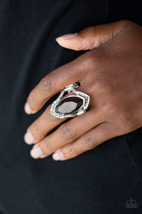 Paparazzi Rings Leading Luster - Black