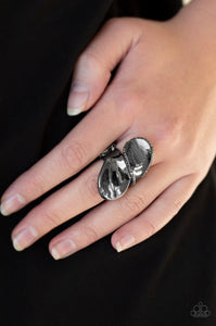 Paparazzi Rings Fabulously Folded - black